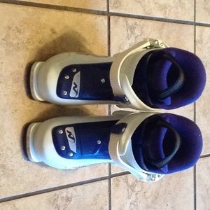 Kids sz 17.5 Nordica ski boots